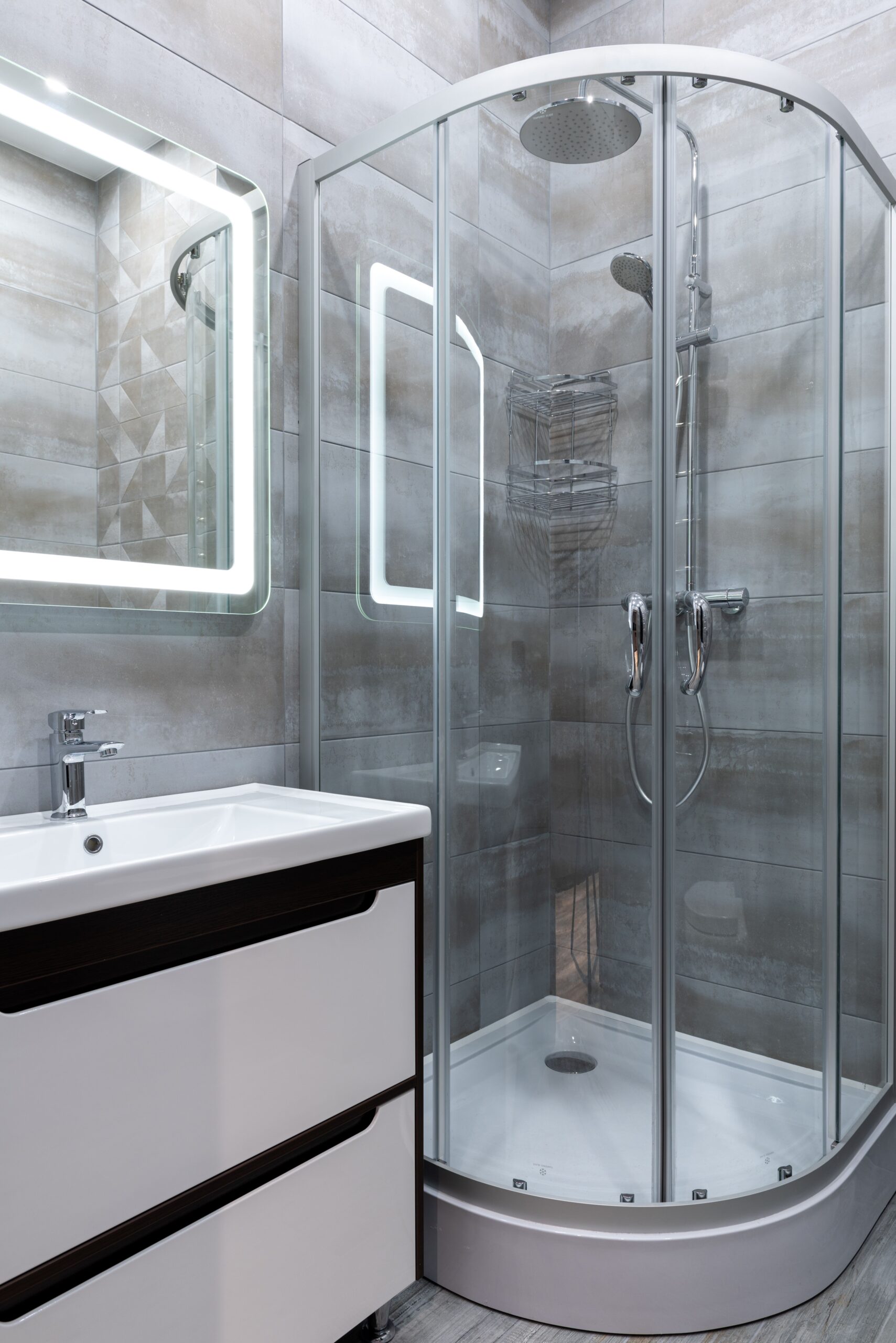 Chauffe-eau instantané compact installé sous un évier