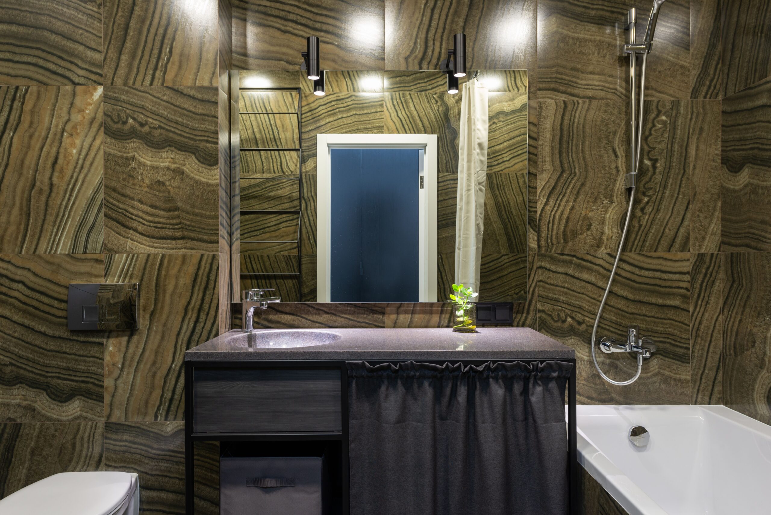 Point d'eau chaude dans une salle de bain moderne