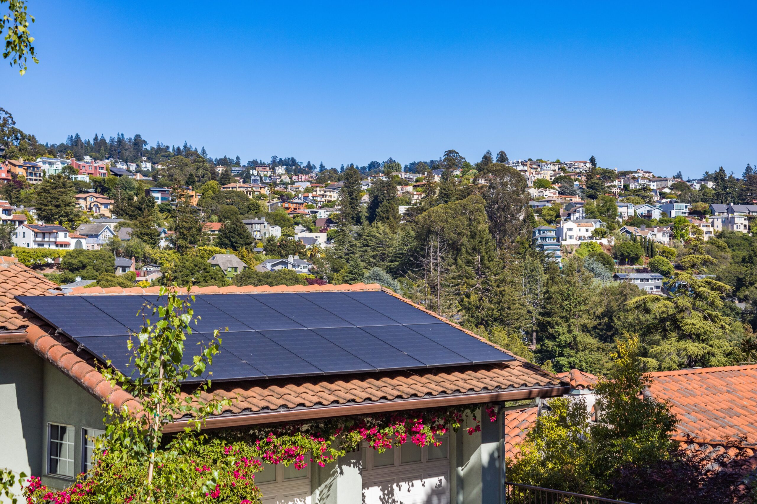 Panneaux solaires thermiques sur un toit résidentiel