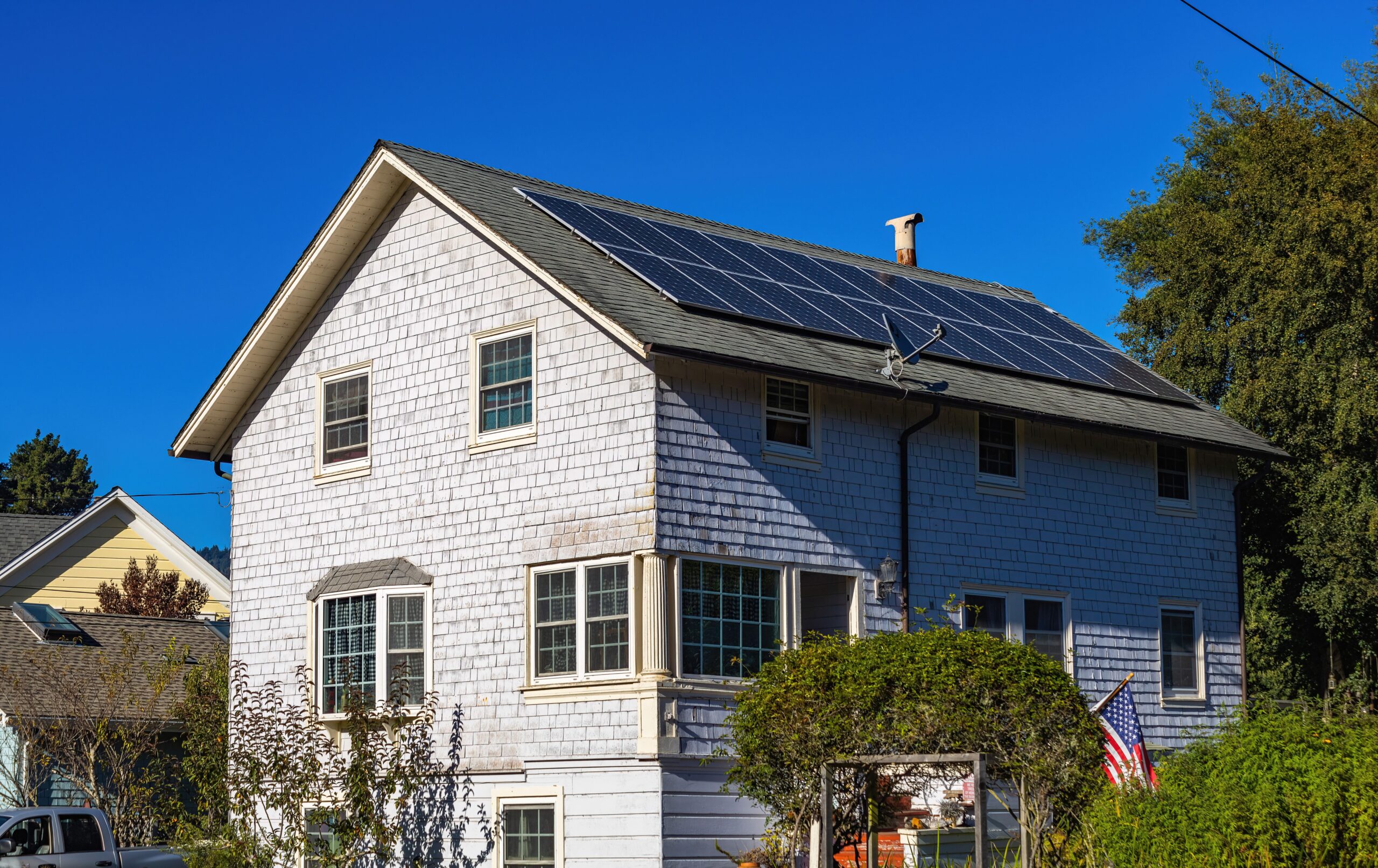 Maison avec chauffe-eau solaire installé en toiture