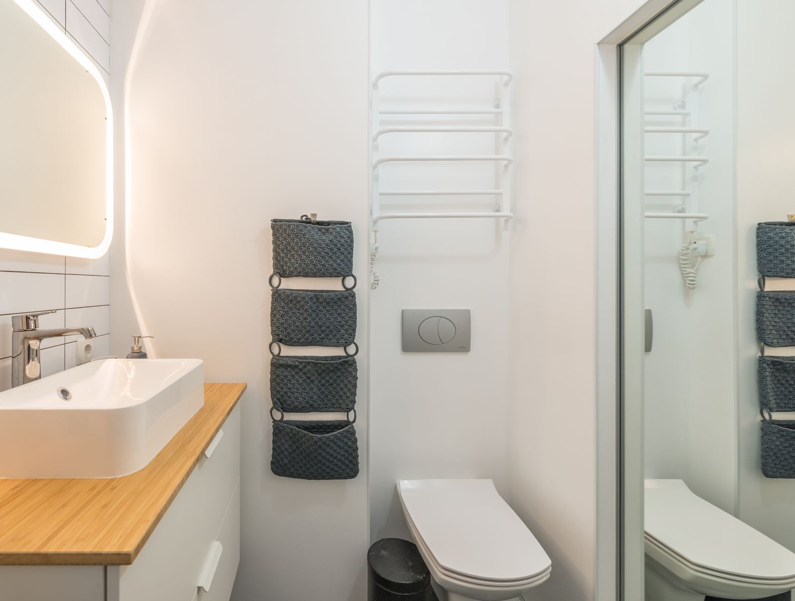 Salle de bain moderne avec WC double touche