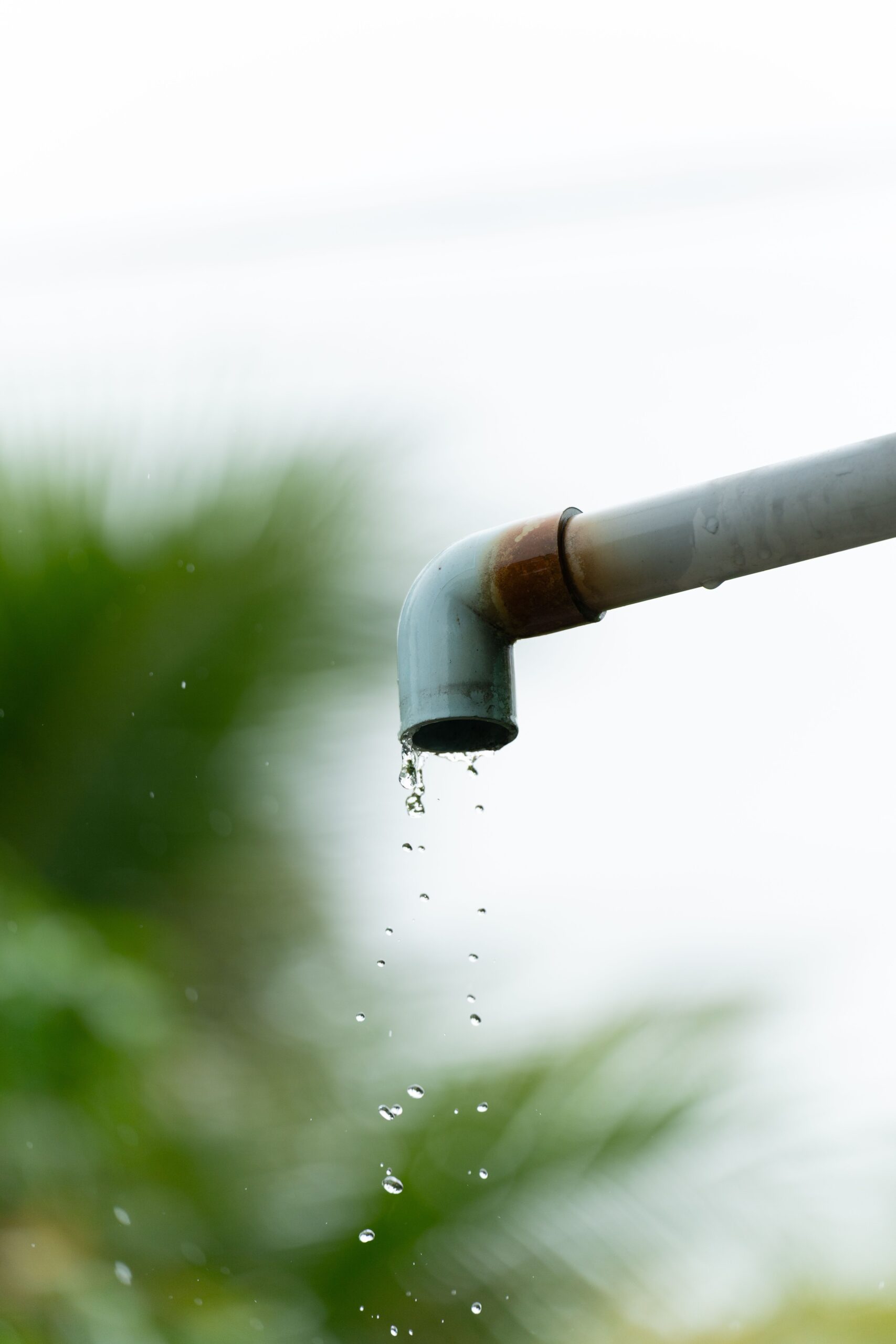 Détecteur de fuite d'eau installé près d'une canalisation