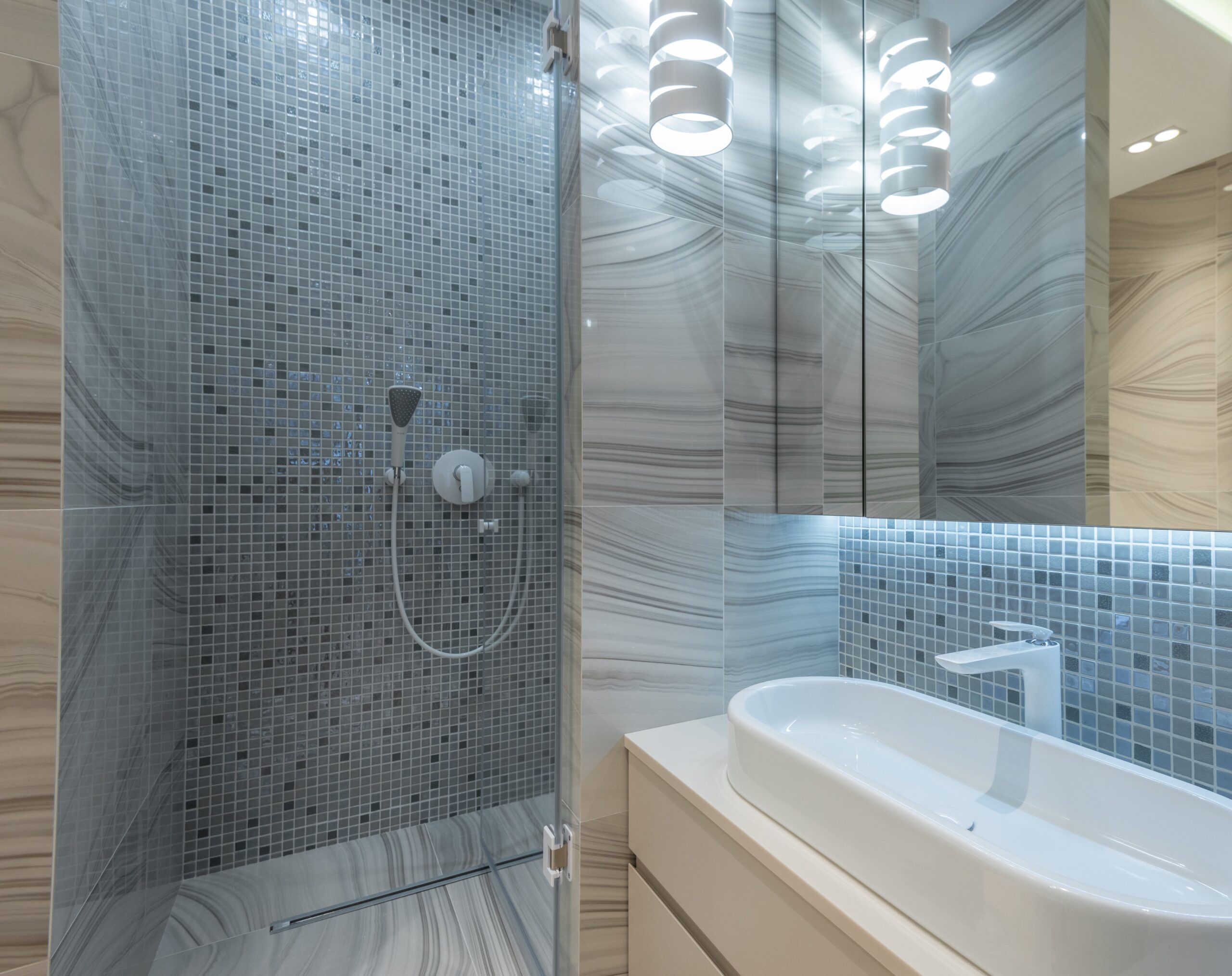 Salle de bain moderne avec point d'eau chaude