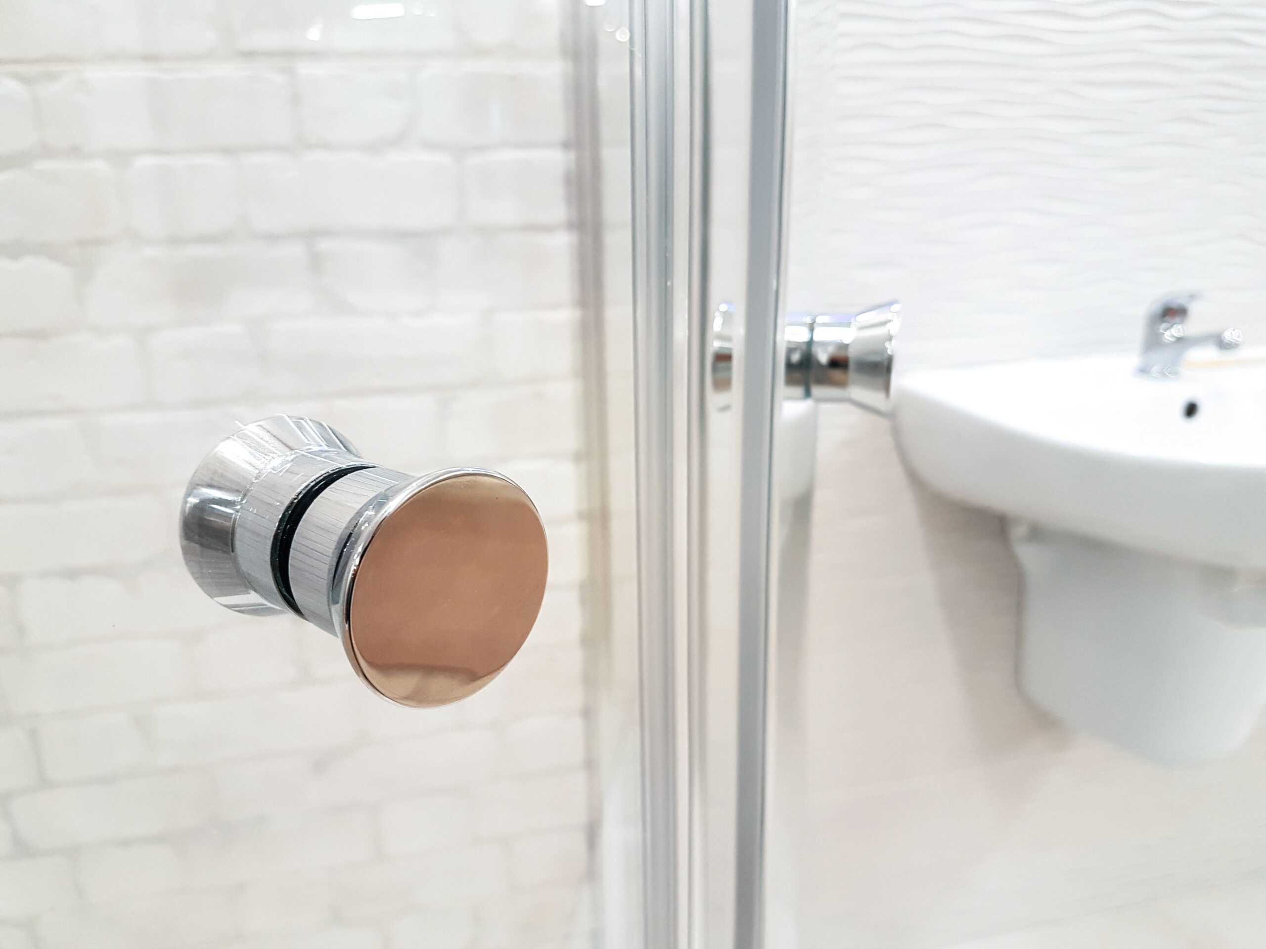 Salle de bain avec douche contemporaine