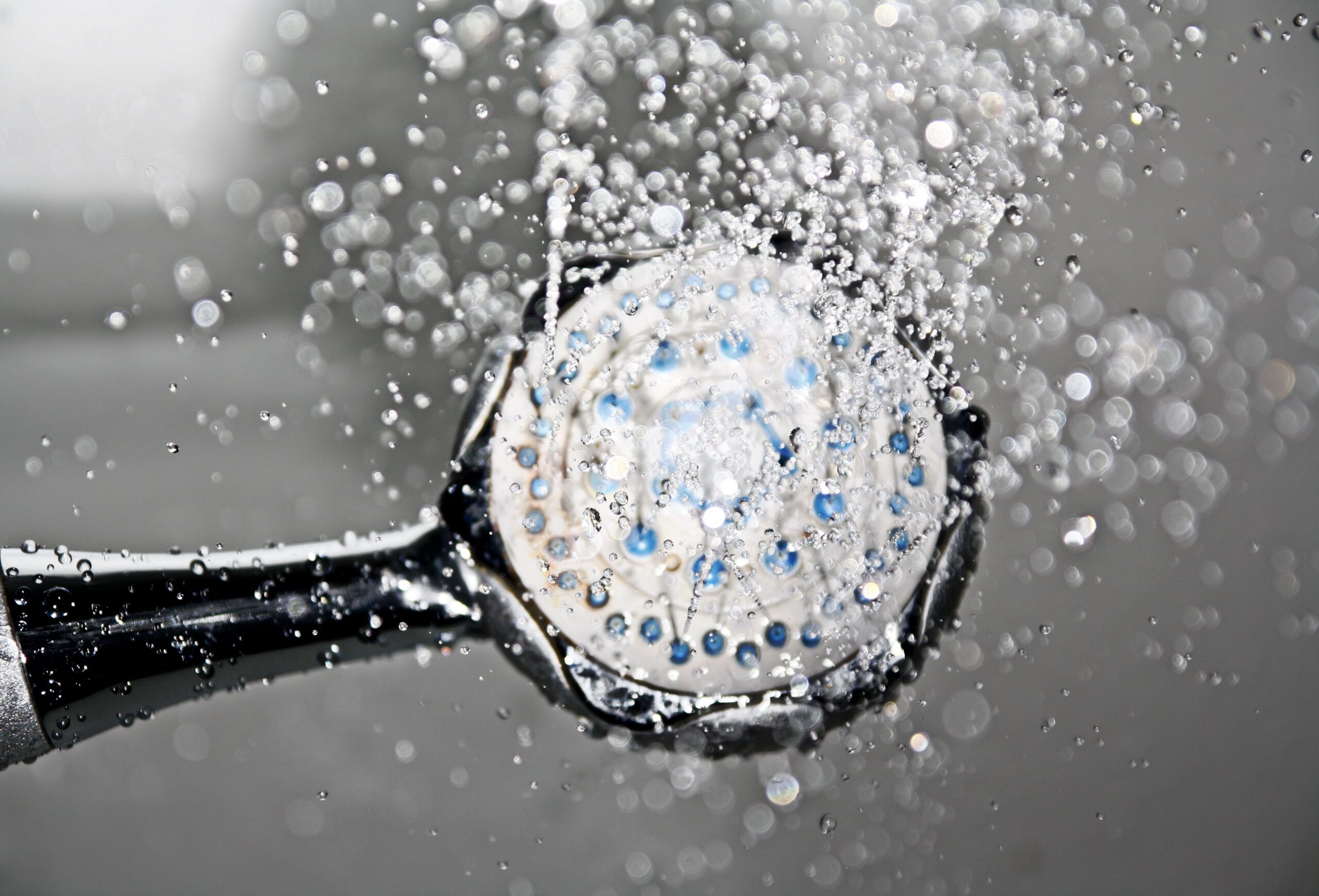 Pommeau de douche moderne avec eau qui coule