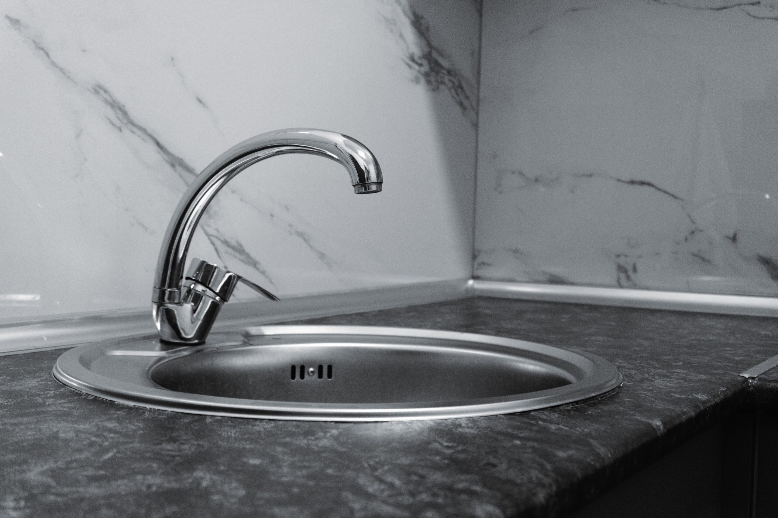 Filtre à eau installé sous un évier de cuisine