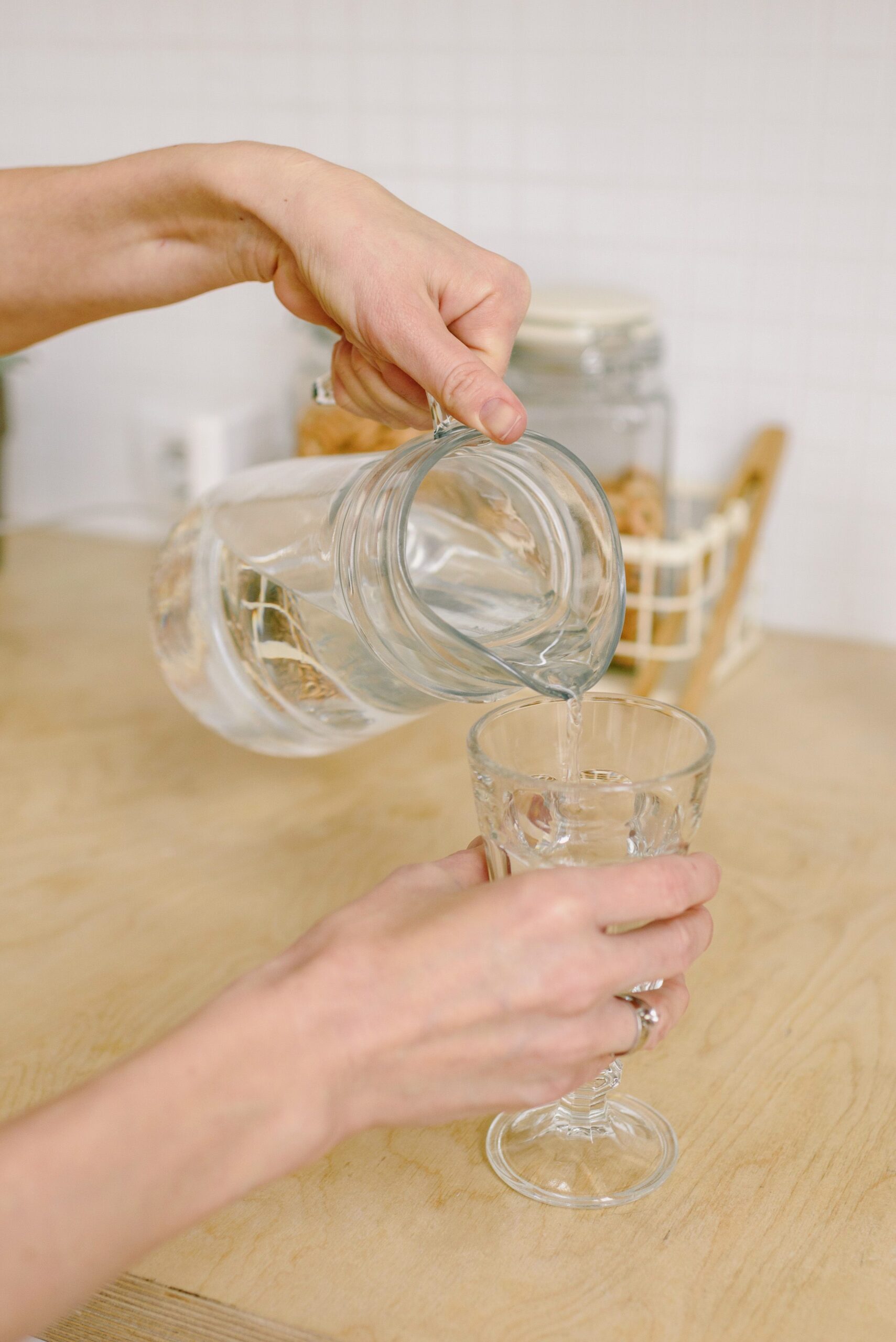 Verre d'eau du robinet servi dans une cuisine
