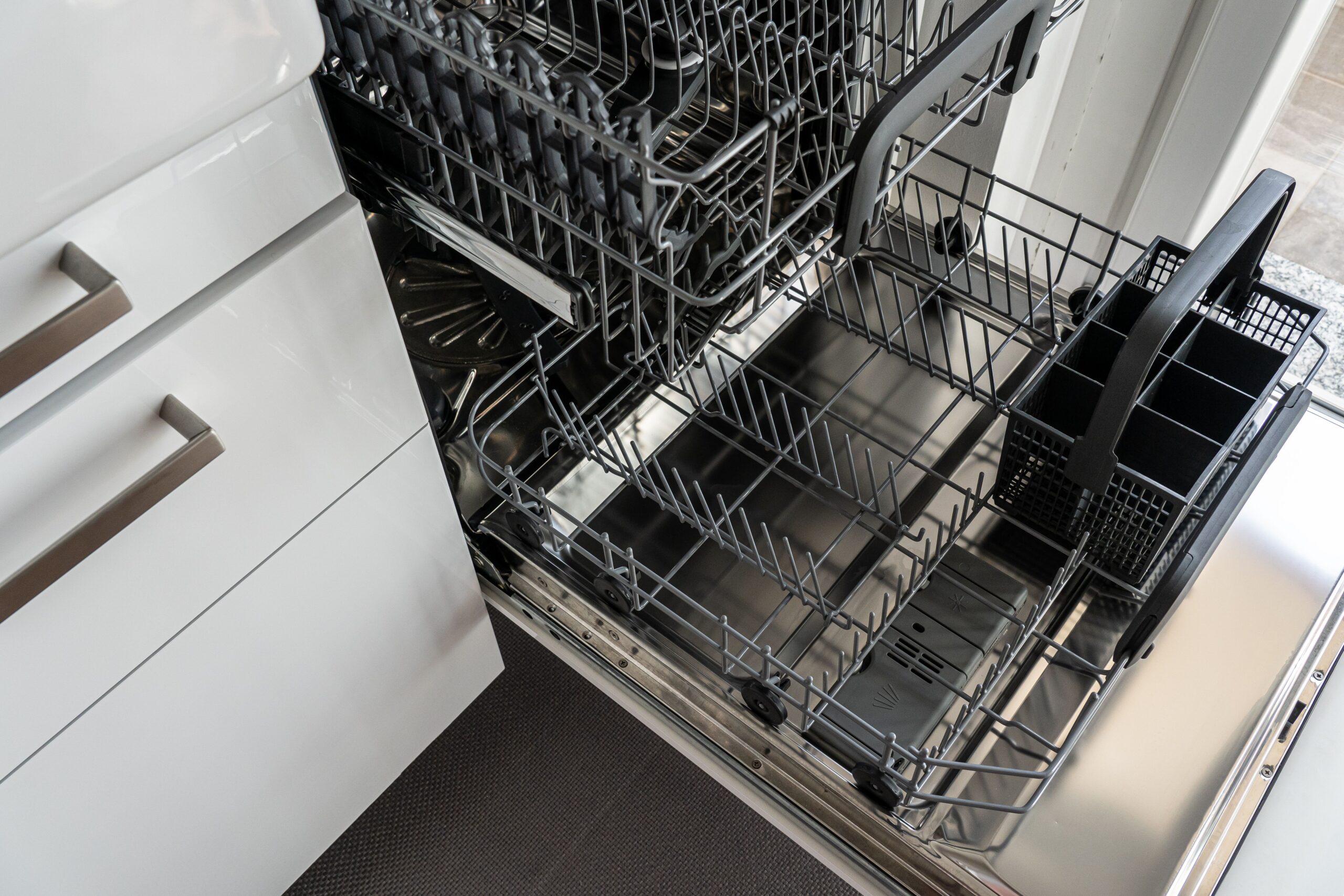 Lave-vaisselle moderne ouvert dans une cuisine