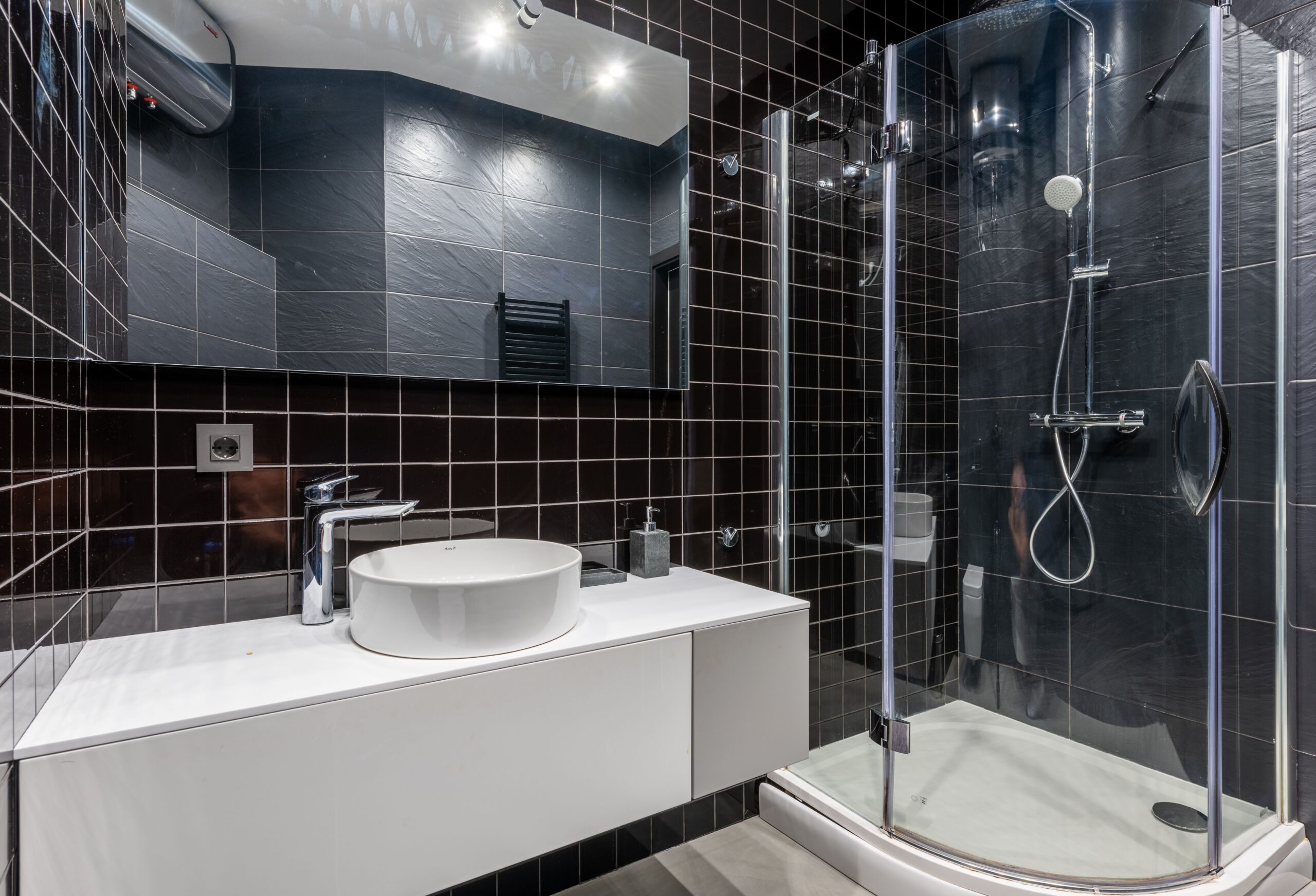 Minuteur de douche fixé sur un carrelage de salle de bain
