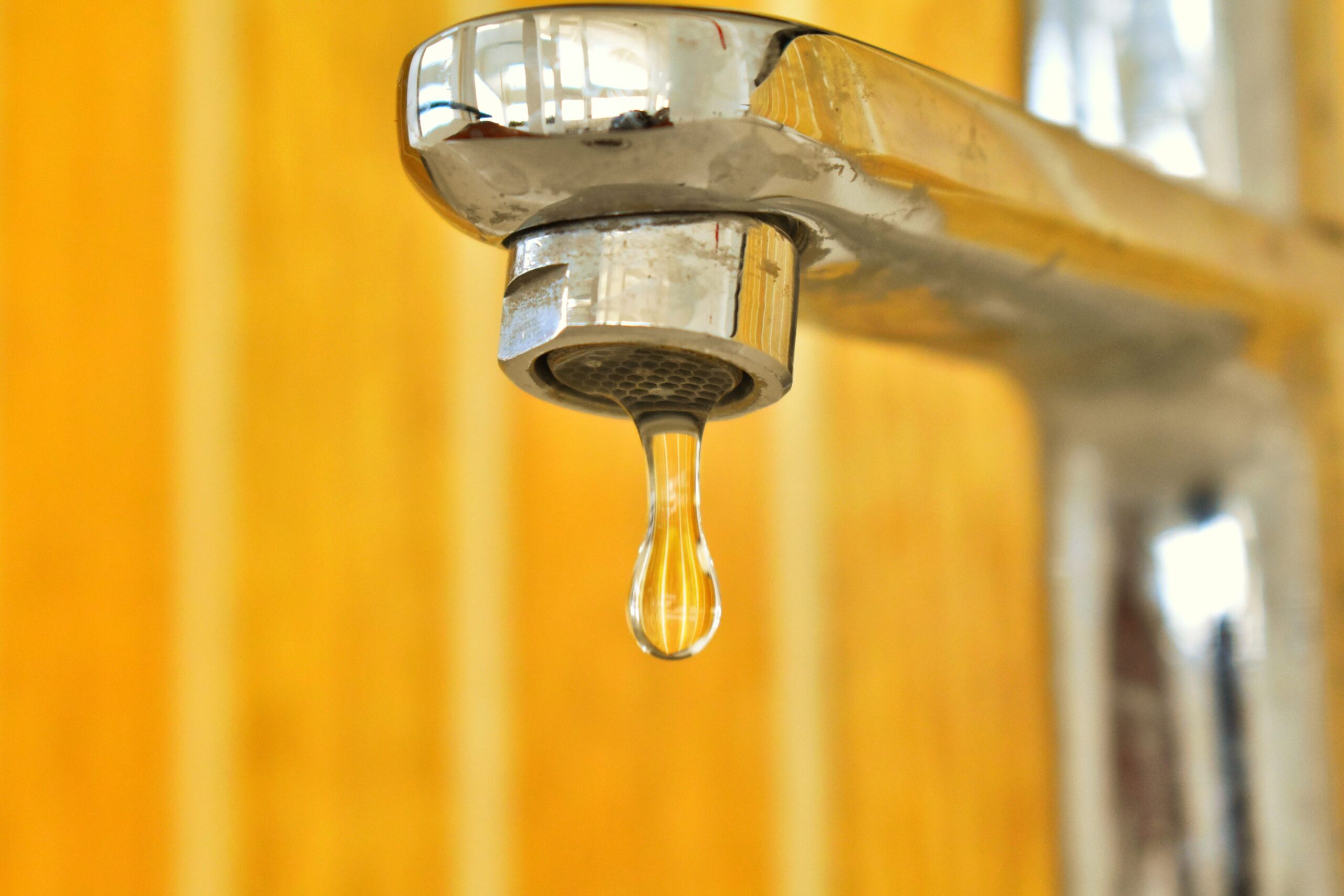 Mousseur économiseur d'eau vissé sur un robinet