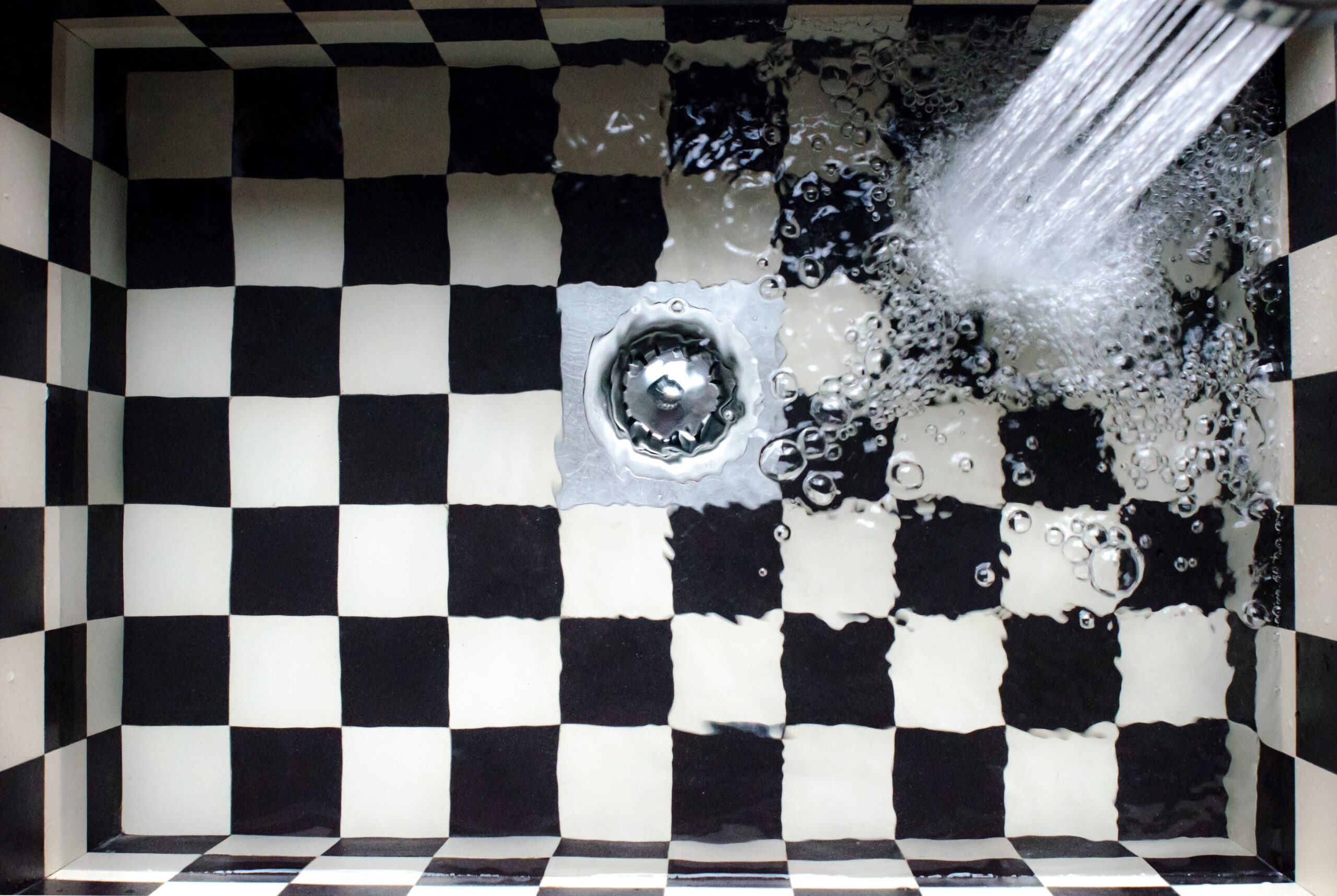 Installation d'un mousseur économiseur d'eau sur un robinet de cuisine