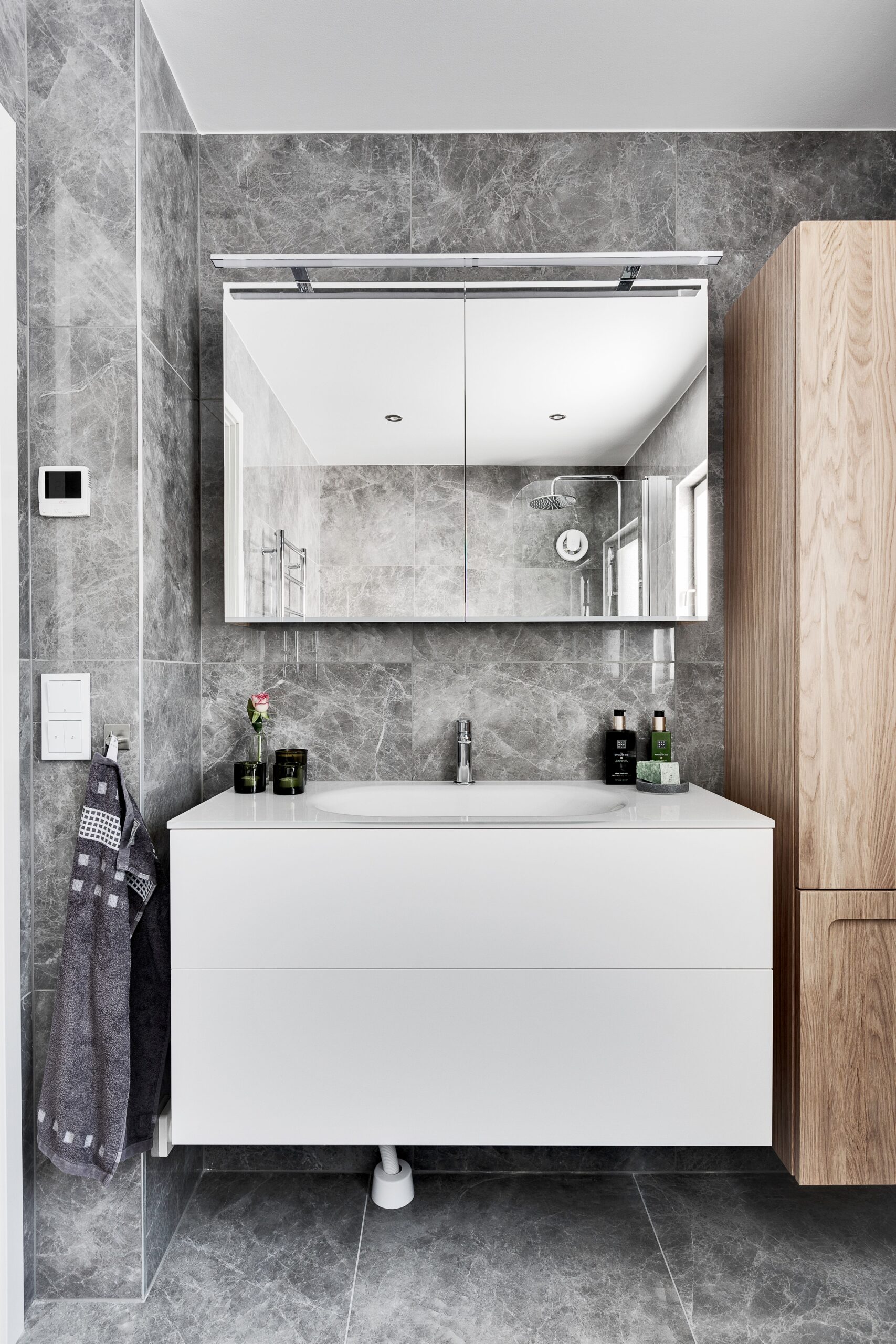 Meuble vasque moderne dans une salle de bain