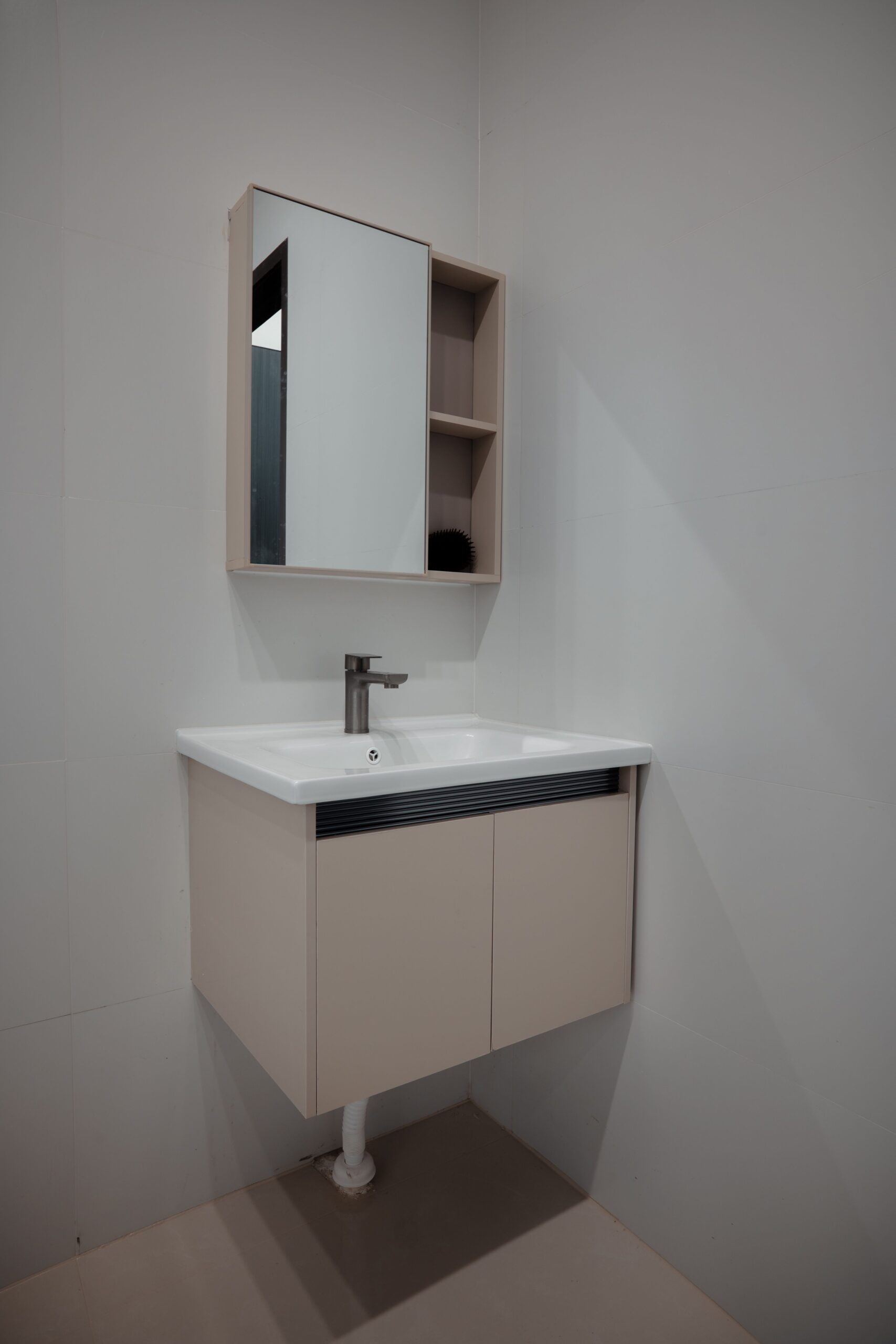 Meuble vasque avec rangements intégrés et miroir