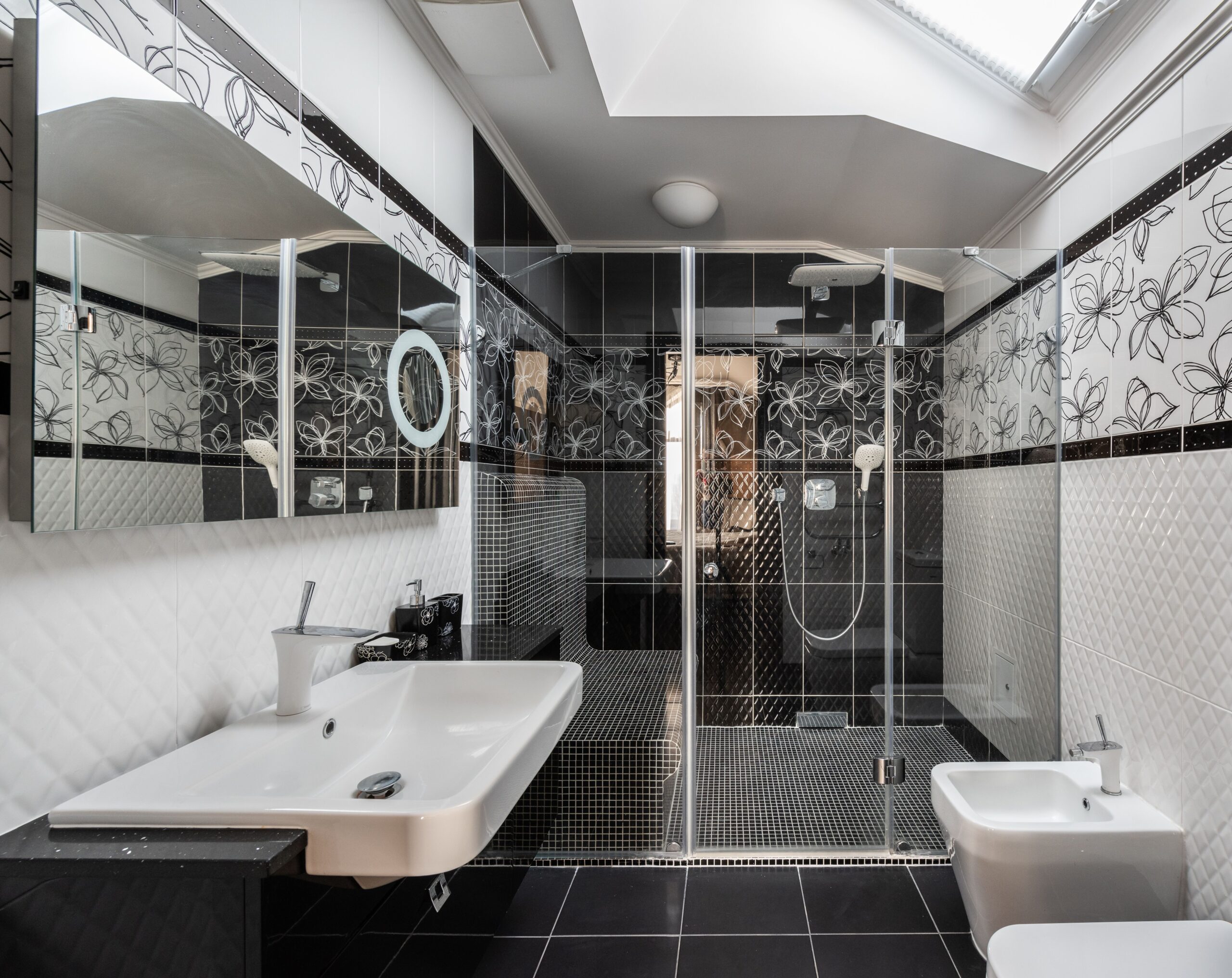 Toilettes modernes avec réservoir et mécanisme intérieur