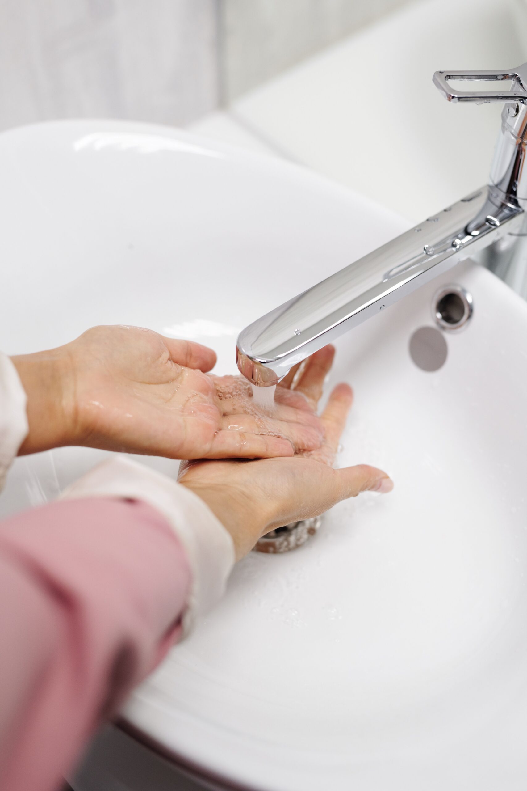 Lavage des mains sous un robinet moderne