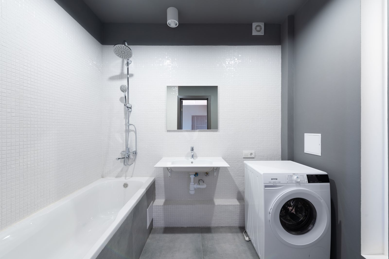 Salle de bain moderne avec douche econome