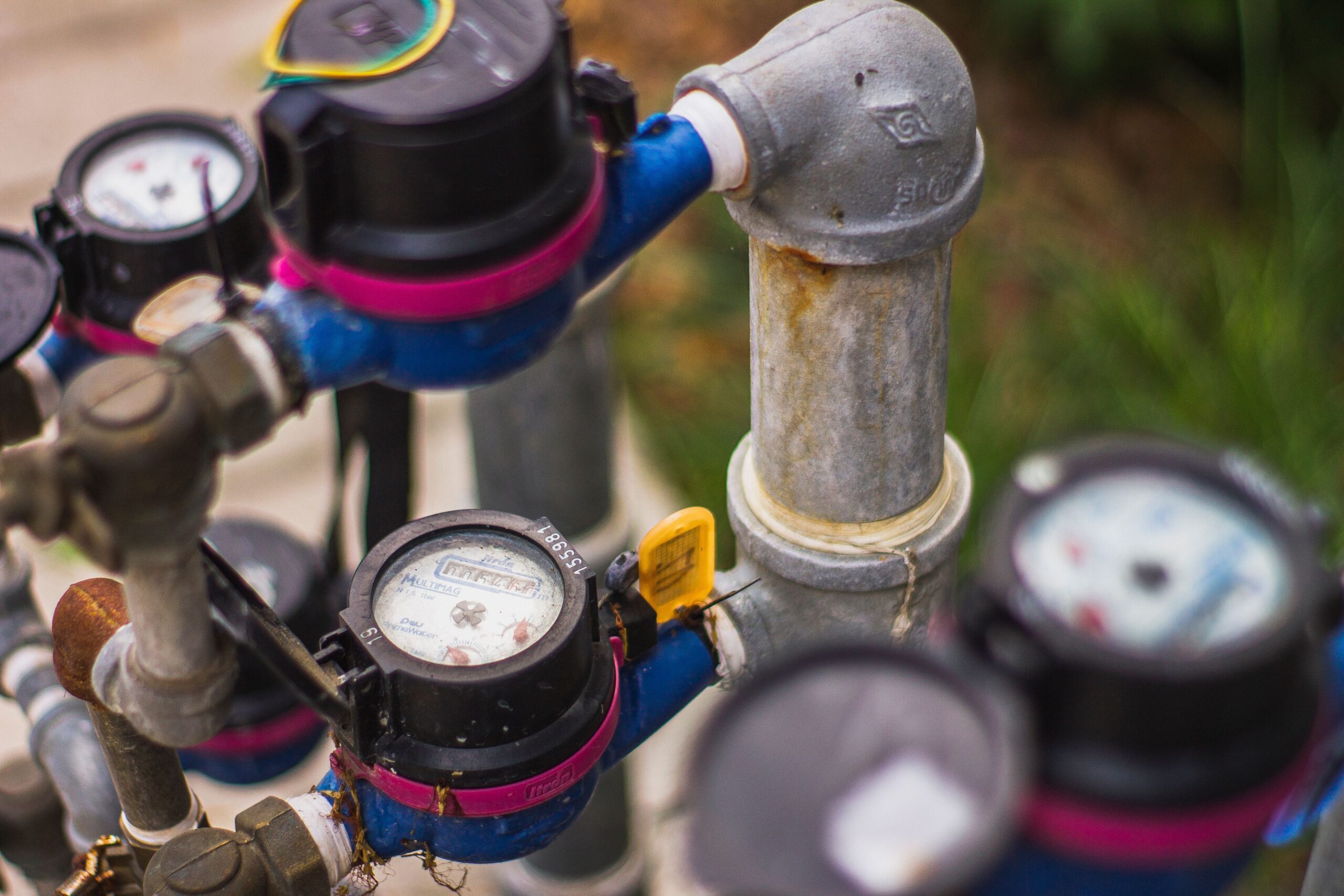 Compteur d'eau intelligent installé près de canalisations