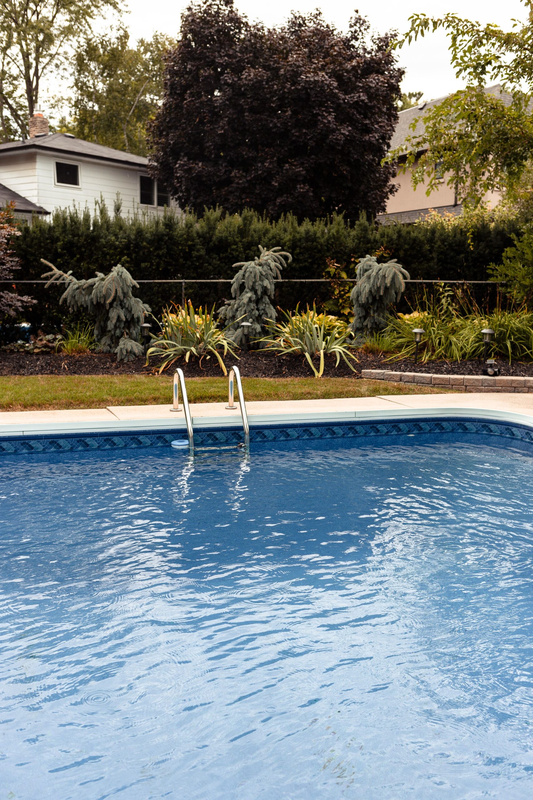 Piscine résidentielle en cours de remplissage