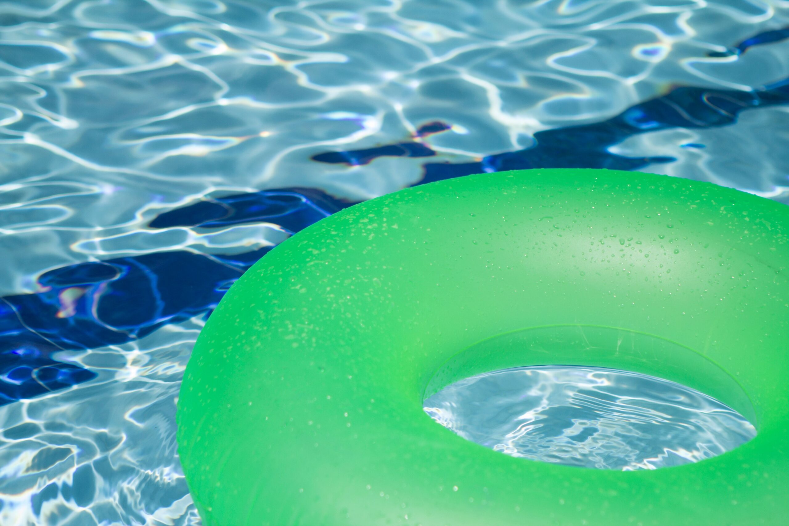 Bouée gonflable flottant dans une piscine