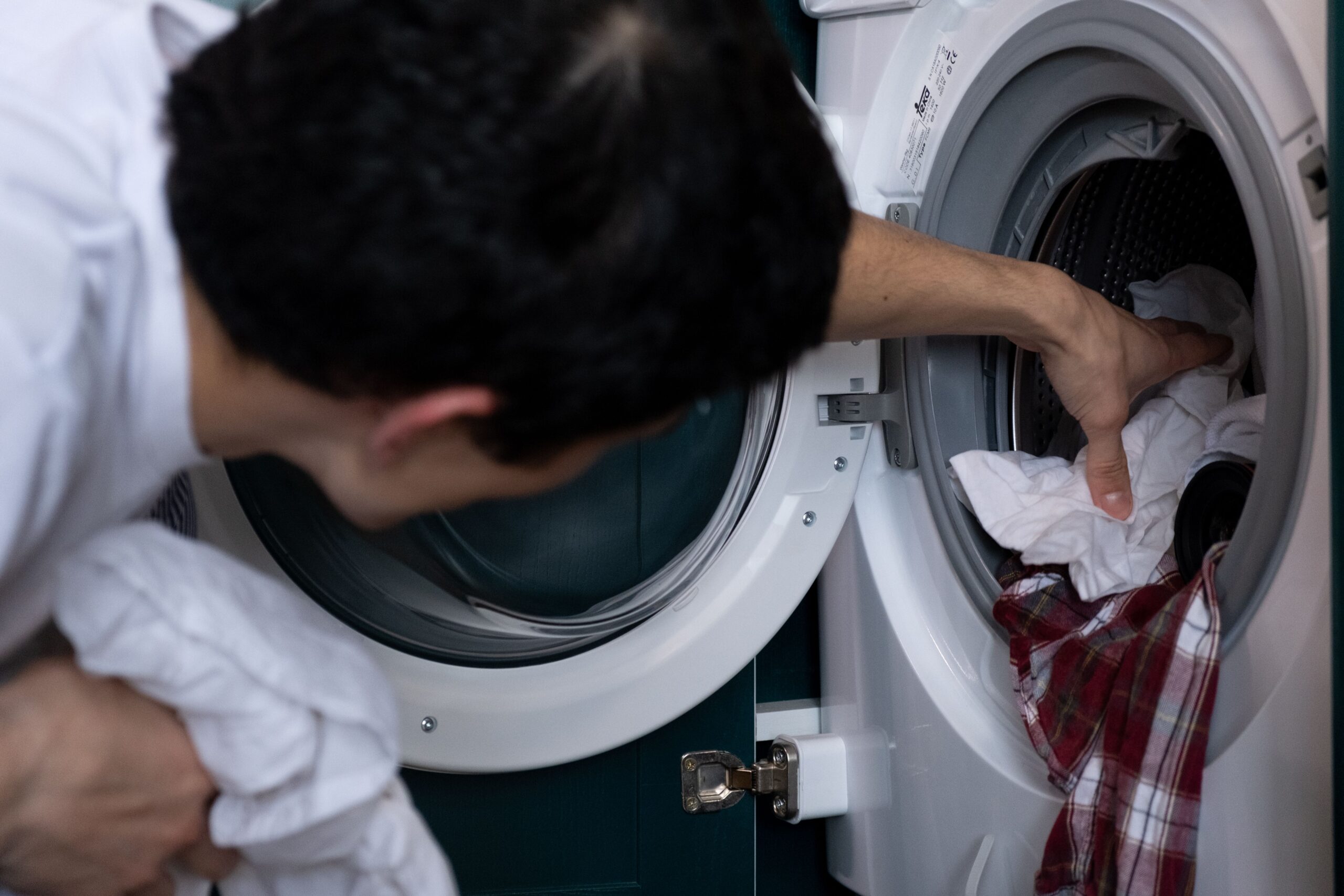 Lave-linge moderne ouvert dans une buanderie