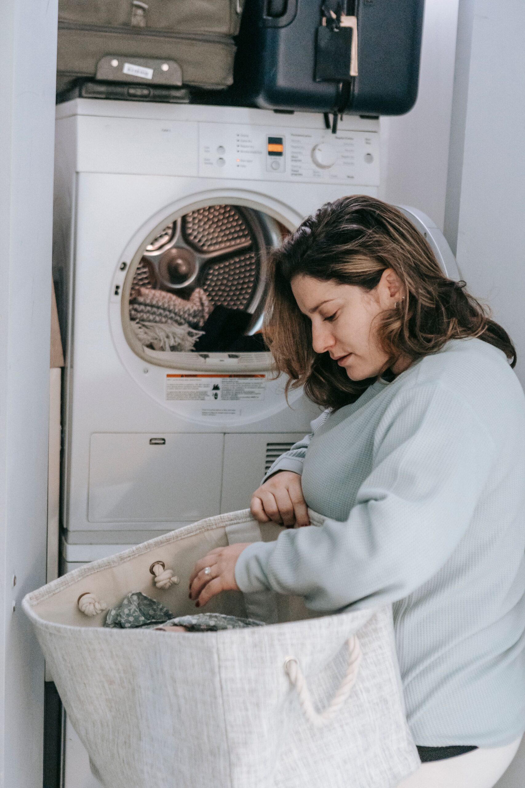 Chargement du linge dans un lave-linge