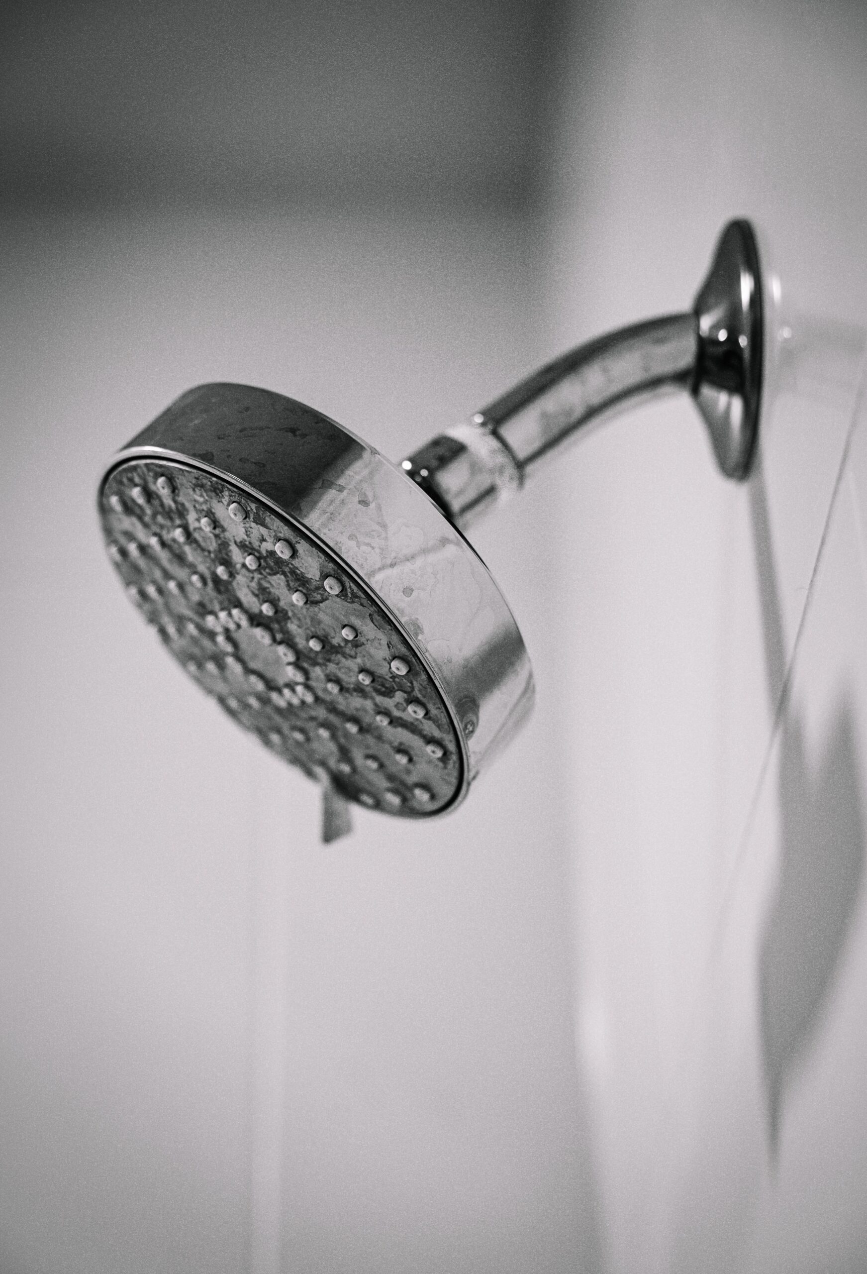Pomme de douche anticalcaire moderne fixée au mur