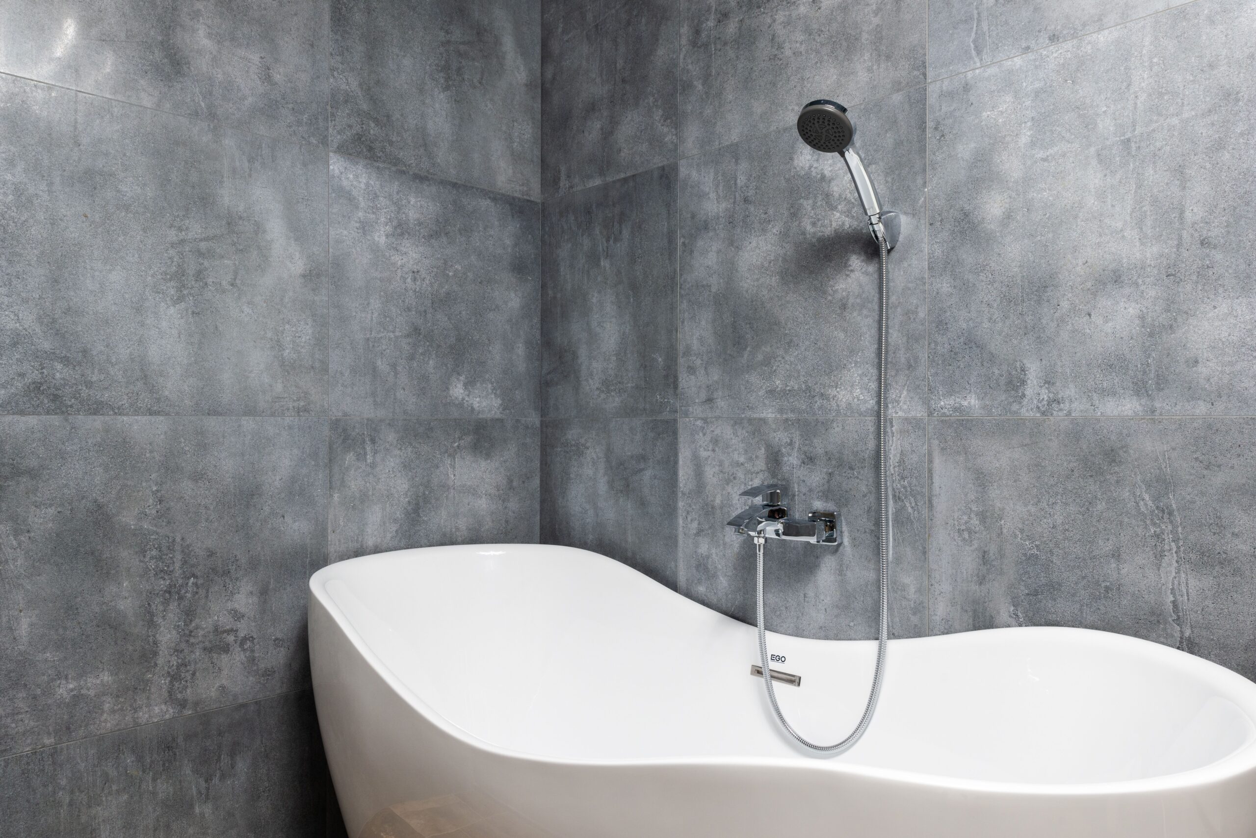 Salle de bain avec douche et pomme de douche moderne