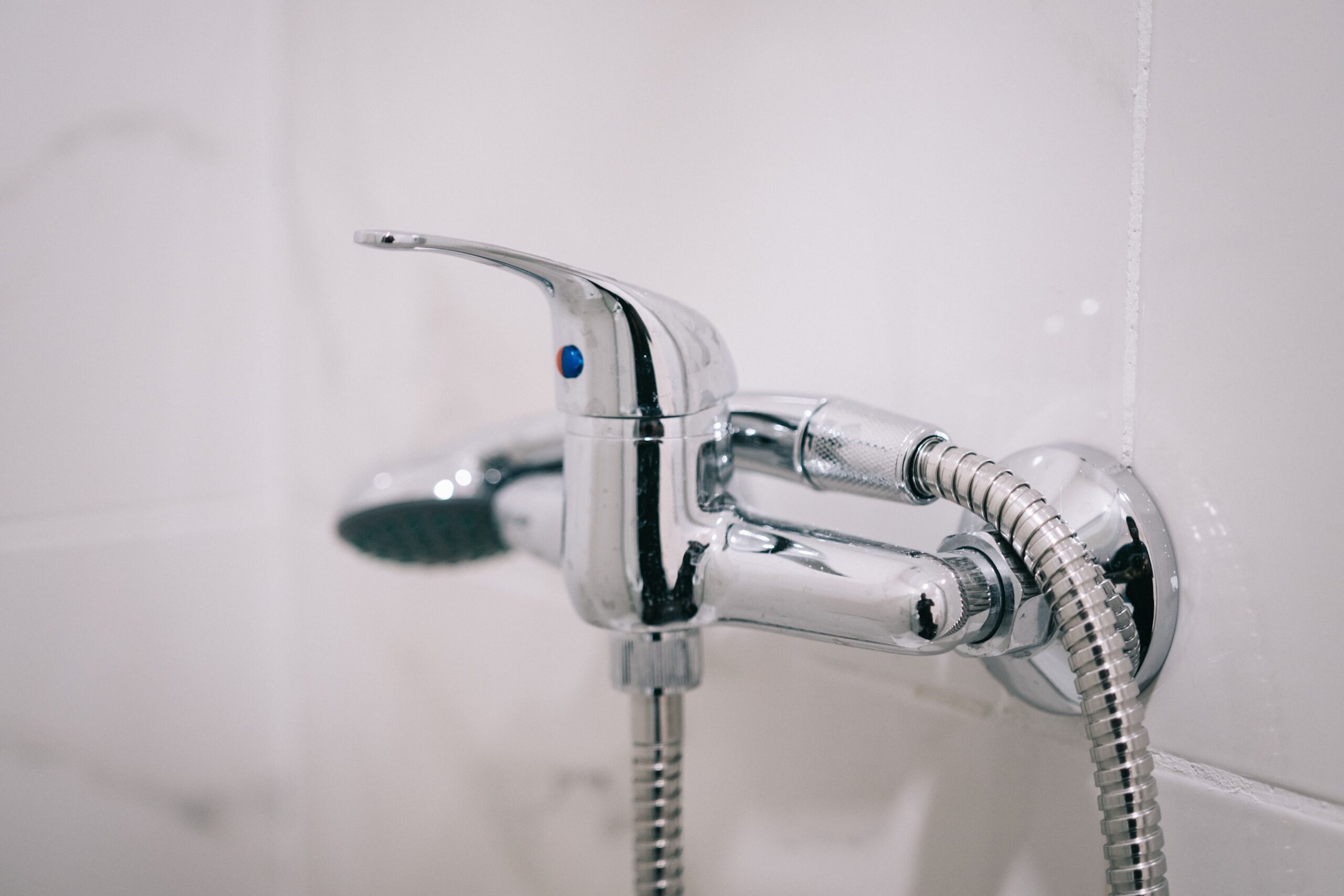 Pommeau de douche chromé en gros plan