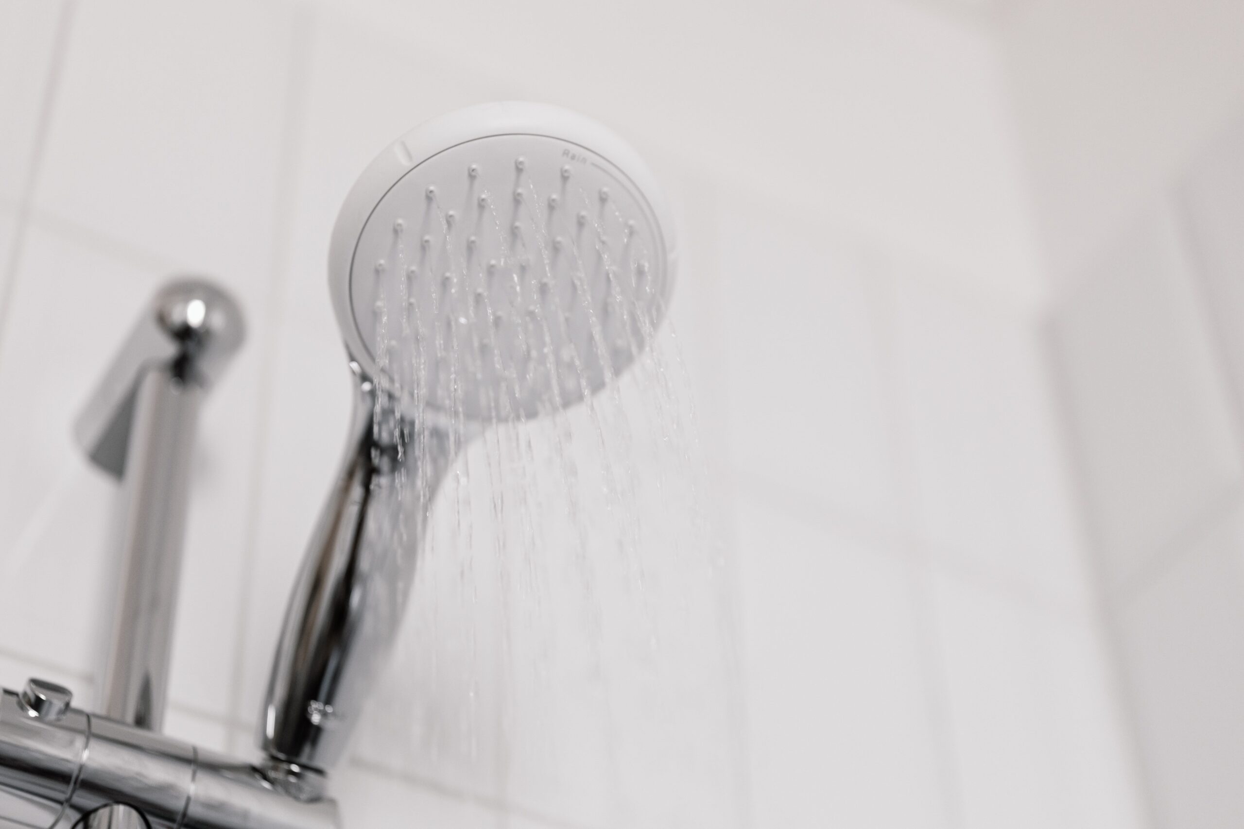 Jet d'eau d'un pommeau de douche moderne