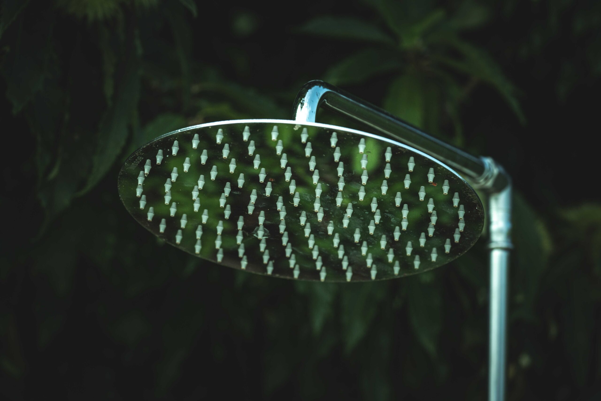 Pommeau de douche argenté en extérieur