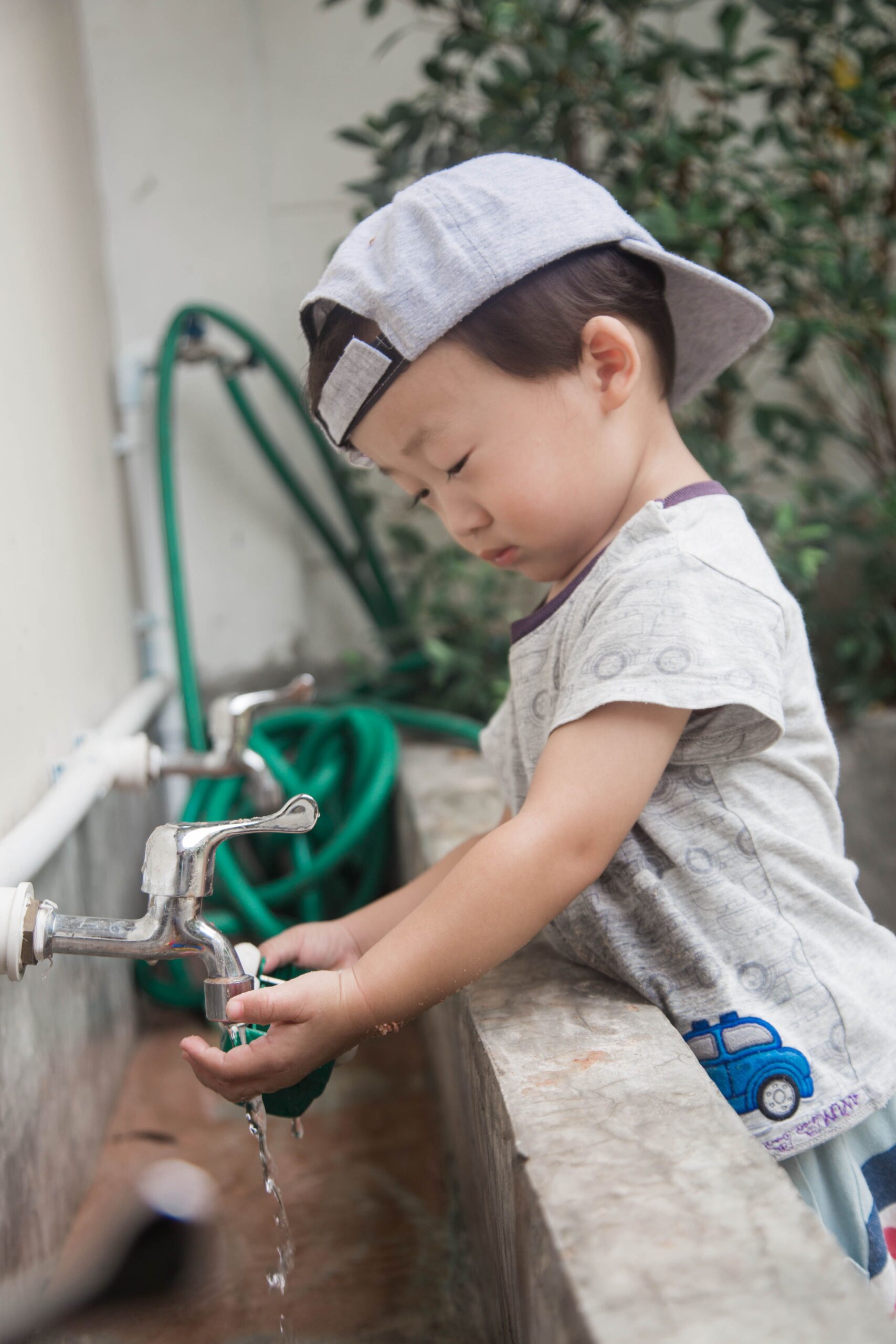 Utilisation d'un robinet extérieur pour se laver les mains